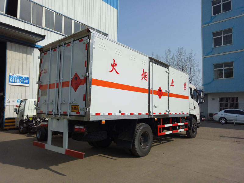 东风6.1米(9吨)气体厢式车