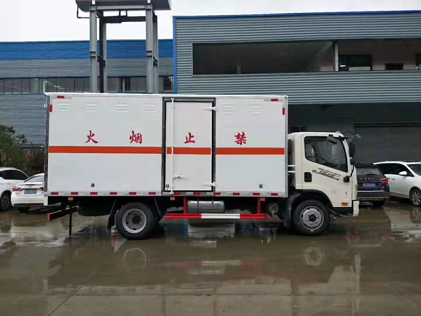 解放5.1米(额载7吨)气瓶厢式运输车
