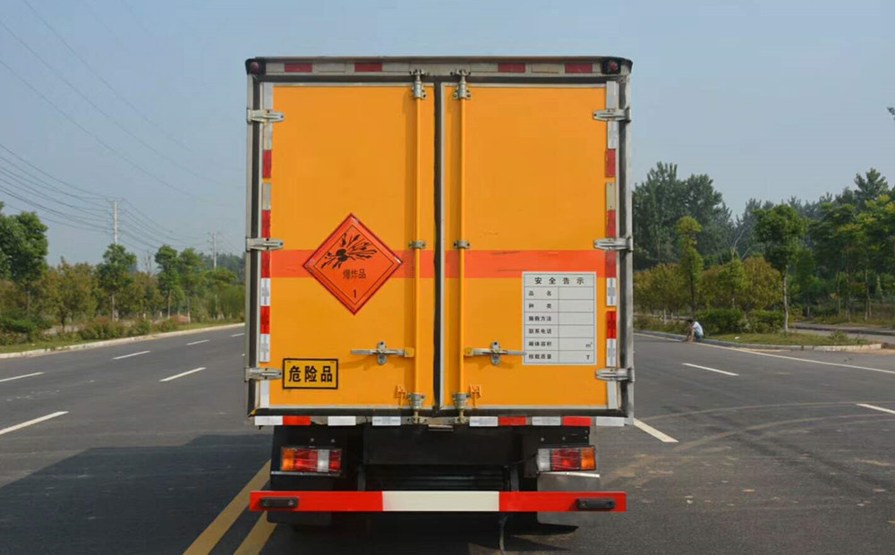 庆铃五十铃4米1(蓝牌)爆破器材车