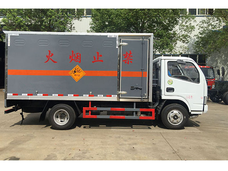 东风4.1m(3.4吨)爆破器材车