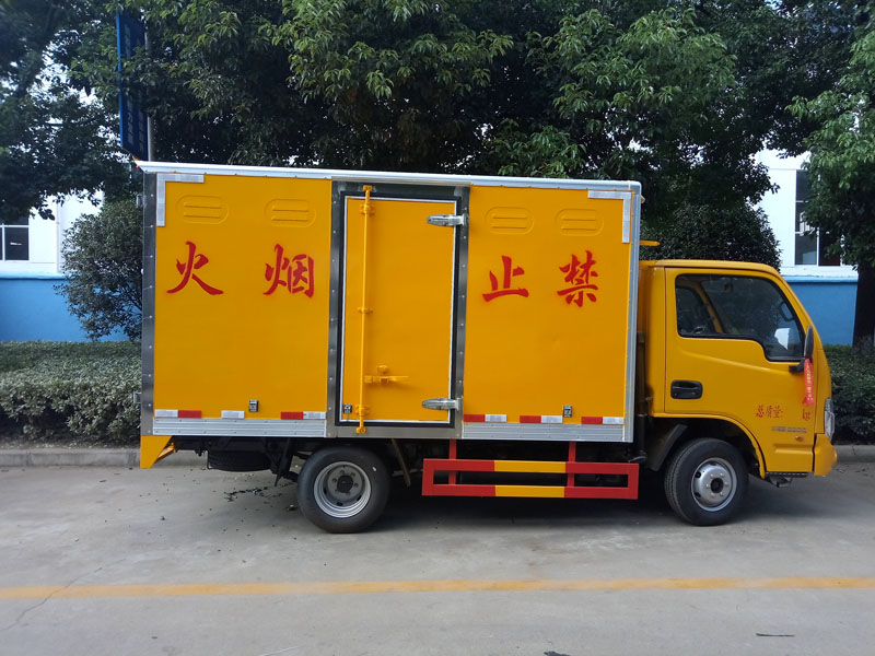 跃进柴油3米3(蓝牌)液体厢式车