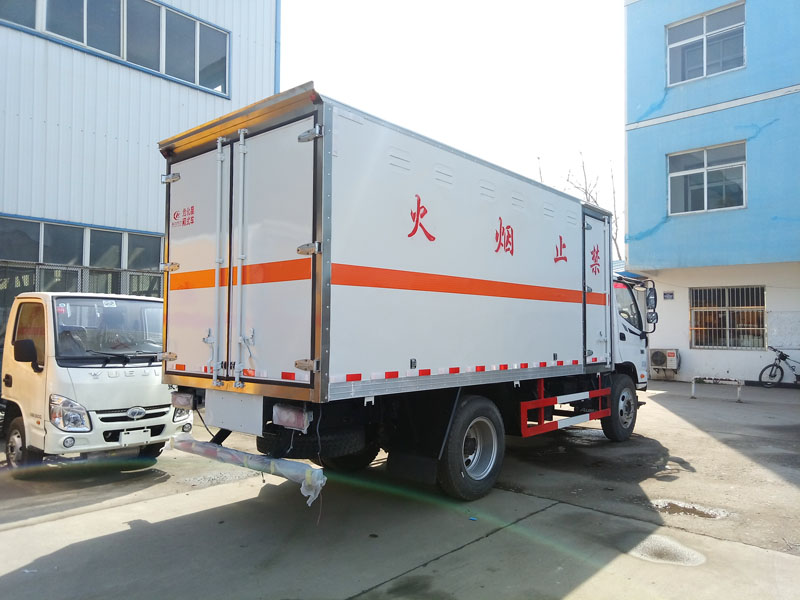 福田5.1米(6.9吨)腐蚀品厢式车
