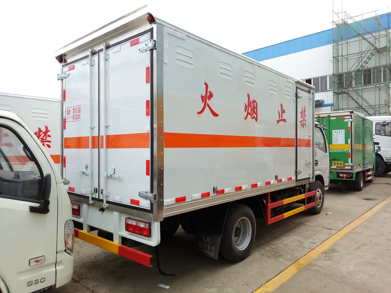 多利卡4.1米(蓝牌)腐蚀品厢式车