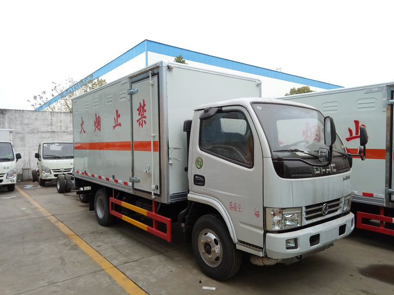 多利卡4.1米(蓝牌)腐蚀品厢式车