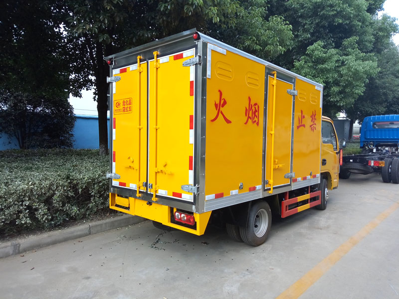 跃进3.3米柴油(蓝牌)腐蚀品厢式车