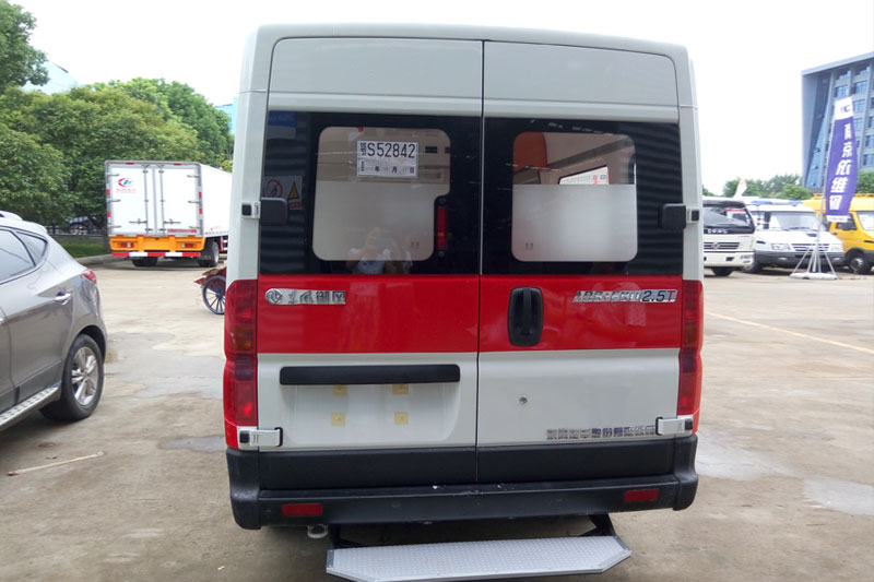 东风御风长轴柴油救护车