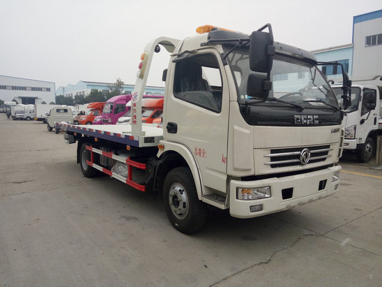 东风多利卡国五一拖二清障车(带吊机)