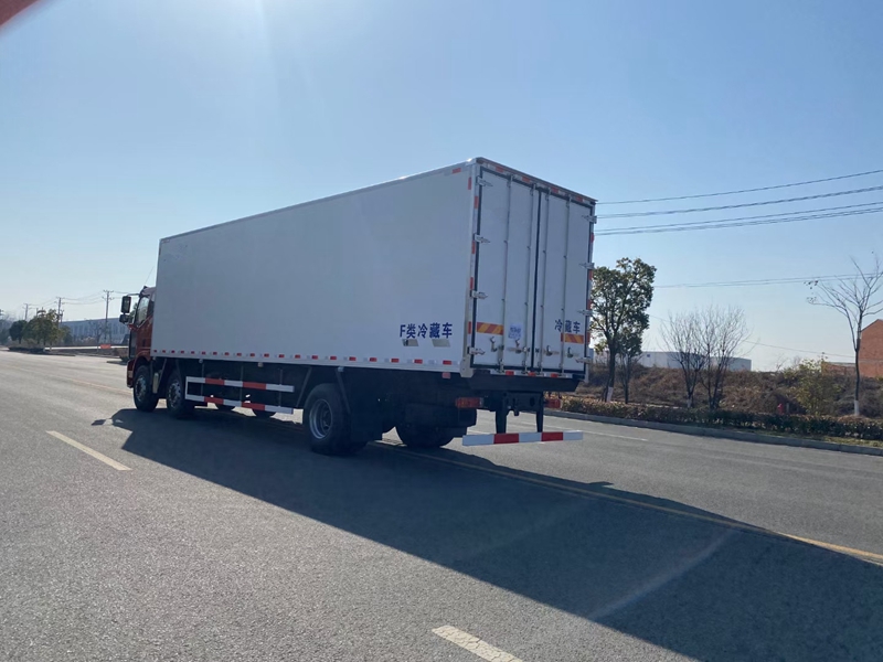 解放J6L小三轴9米6国六(天然气)冷藏车