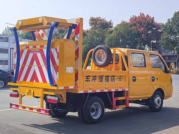 东风途逸蓝牌70k防撞缓冲车